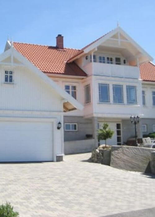 Hvit enebolig i sveitserstil